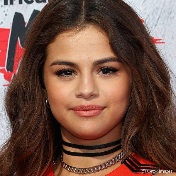 Selena Gomez usou um nude de fundo alaranjado para ir à uma premiação de música na Califórnia (Foto: Getty Images)